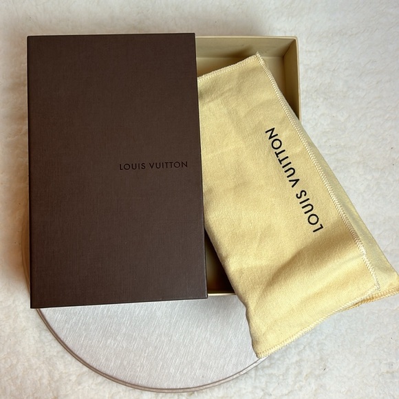 Louis Vuitton Wallet. Comes with a dust bag and a beautiful box. 2 - Picture 12 of 14